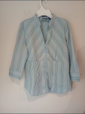 DCC Missy Women's Medium Blue Striped Shirt 3/4 Sleeve Easy Stretch V-Neck